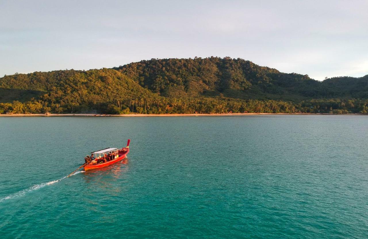Baan Mai Beachfront Lone Island Phuket Екстериор снимка